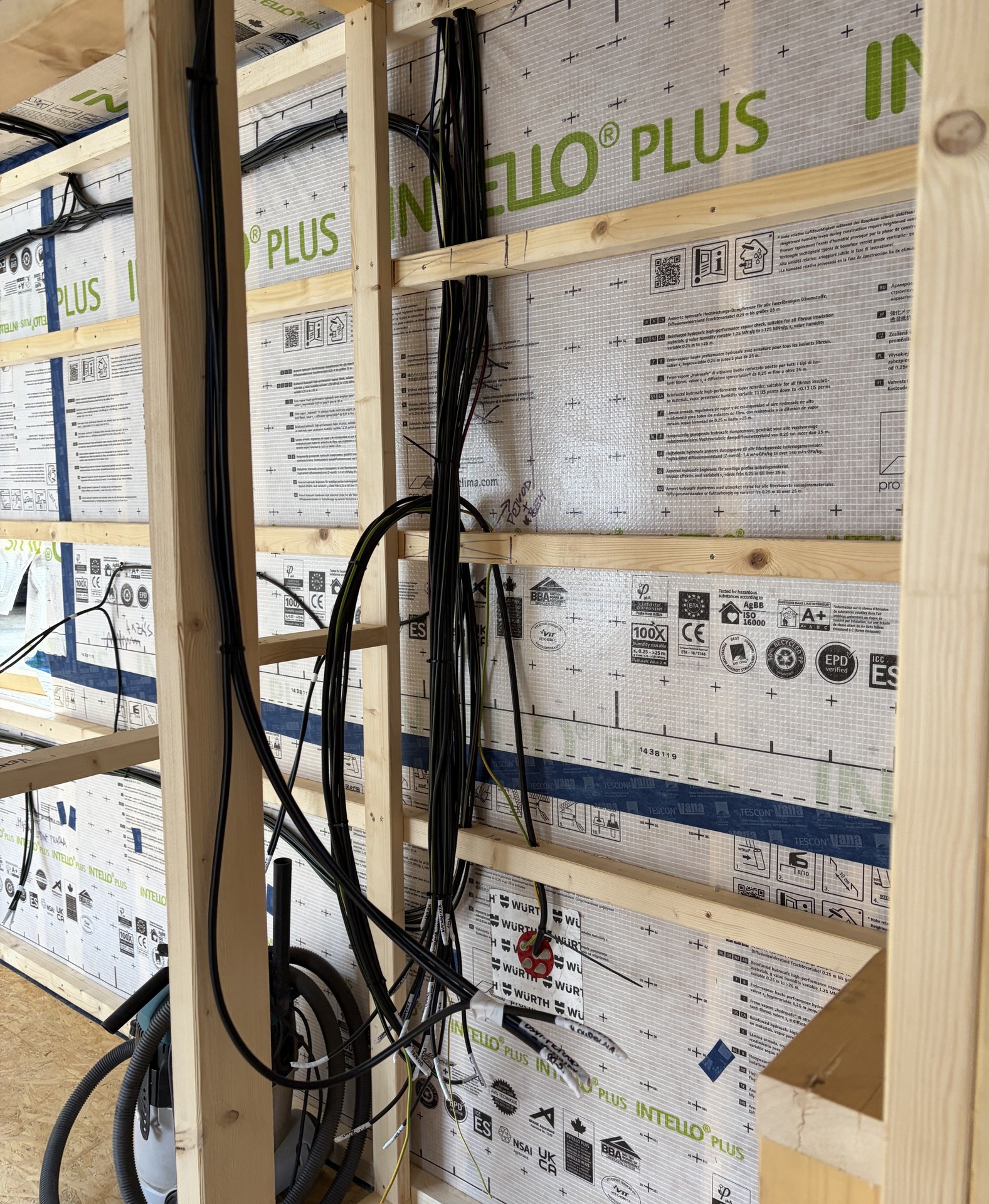 Hrubé rozvody elektroinstalace v dřevostavbě s profesionálním utěsněním prostupů kabelů přes parozábranu.