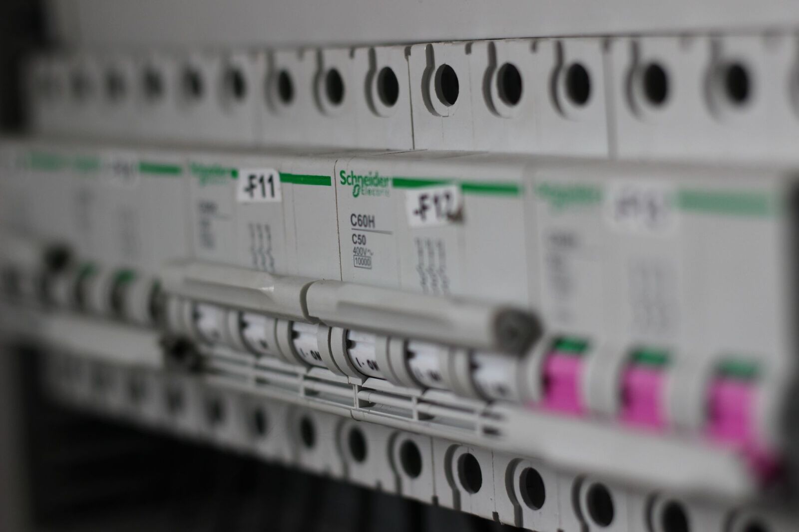 Profesionální zapojení domovního rozvaděče a jističů značky Schneider při kompletní elektroinstalaci v Plzni.