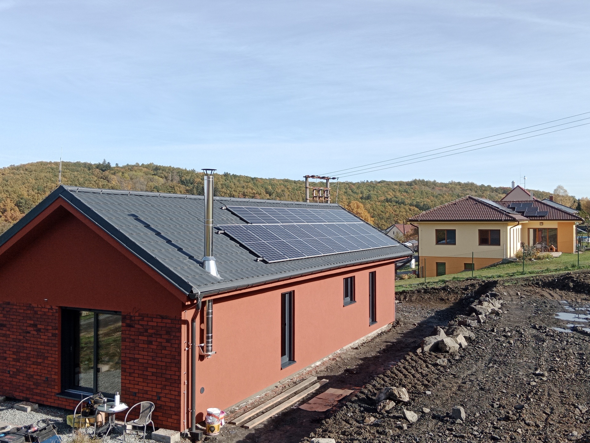 Kompletní realizace fotovoltaické elektrárny na střeše moderní novostavby rodinného domu.