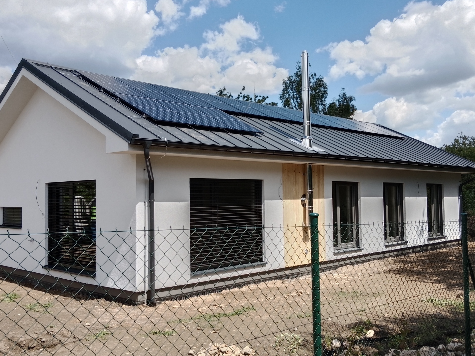 Kompletní instalace fotovoltaické elektrárny (FVE) na střeše moderní novostavby.