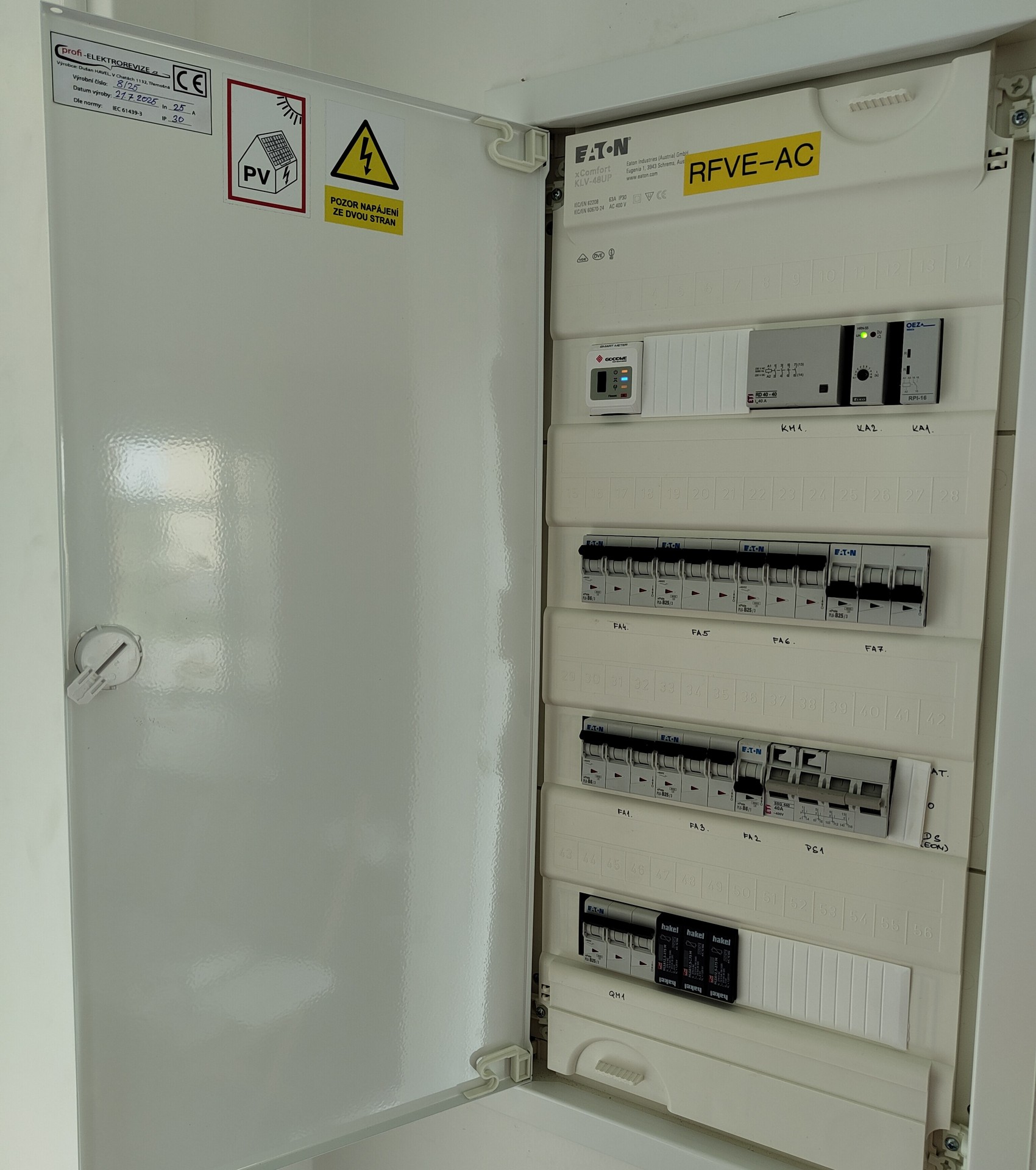 Detailní pohled na úhledně zapojený AC rozvaděč fotovoltaické elektrárny s bezpečnostními prvky.