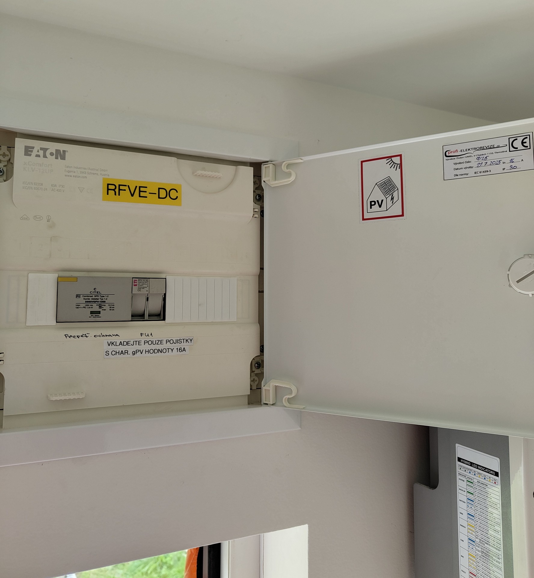 Detailní pohled na úhledně zapojený DC rozvaděč fotovoltaické elektrárny s přepěťovou ochranou.