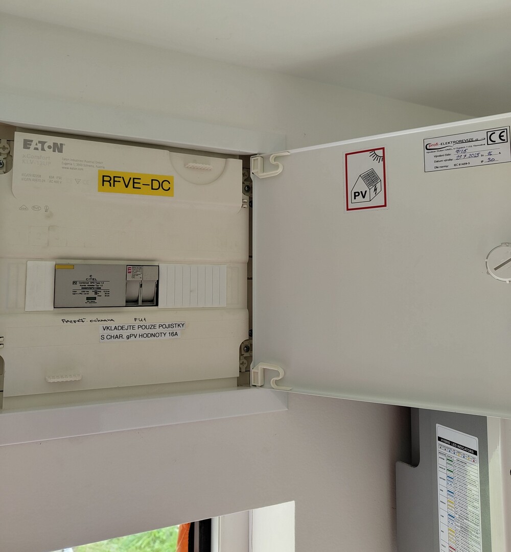 Detailní pohled na úhledně zapojený DC rozvaděč fotovoltaické elektrárny s přepěťovou ochranou.