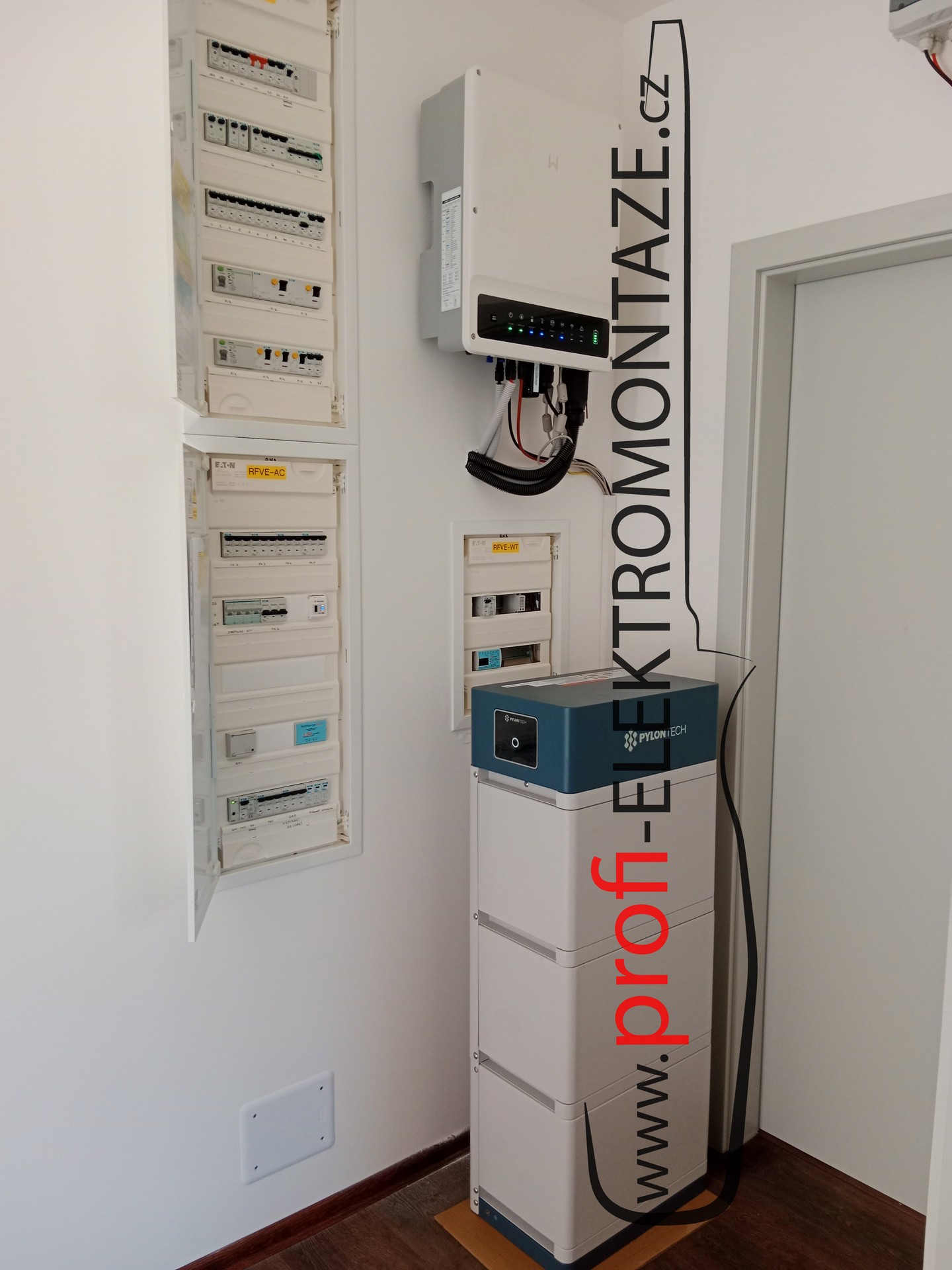 Kompletní vnitřní zapojení fotovoltaické elektrárny se střídačem a bateriovým úložištěm.