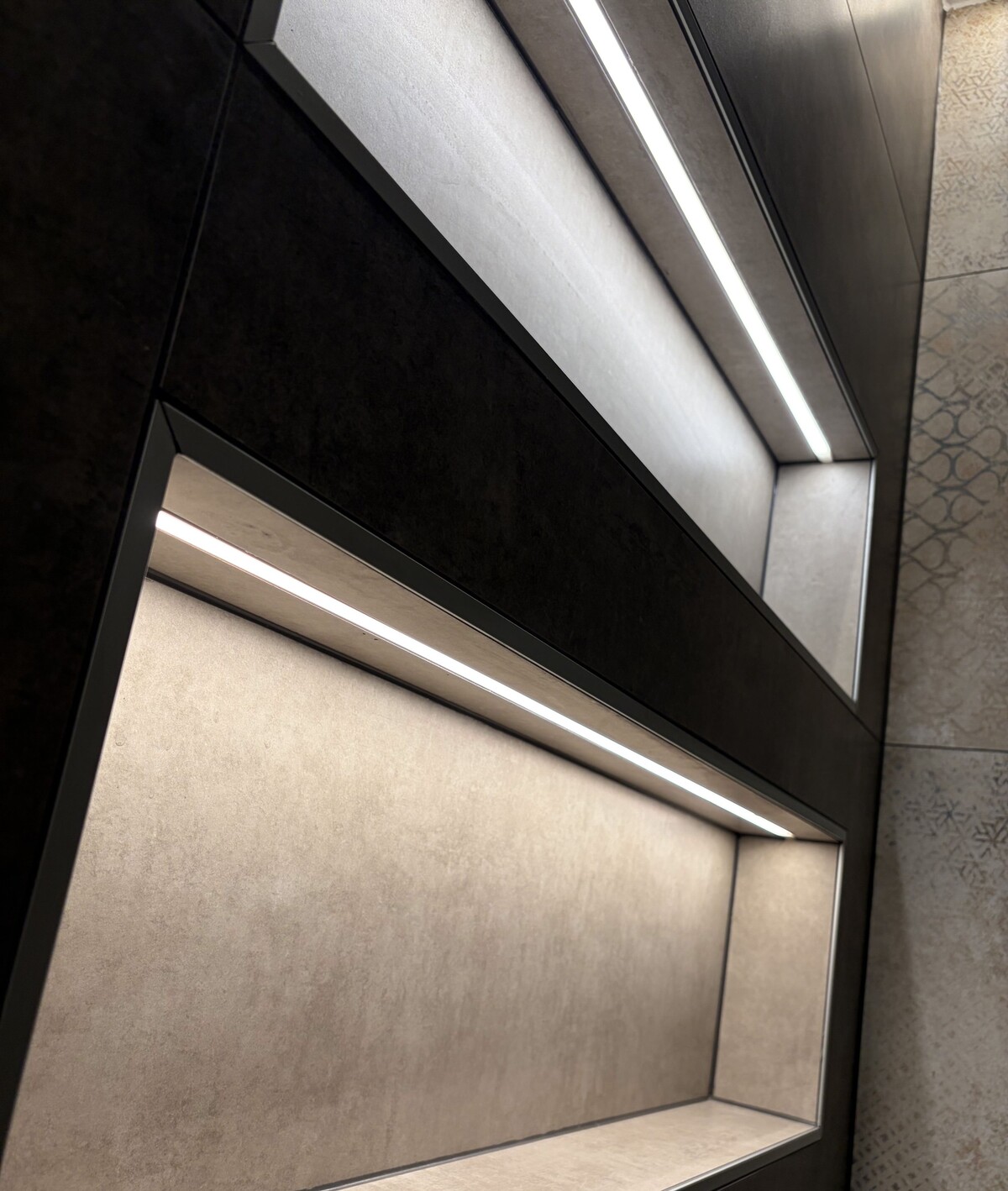 Montáž designového LED podsvícení do dvou zapuštěných nik v moderní koupelně.