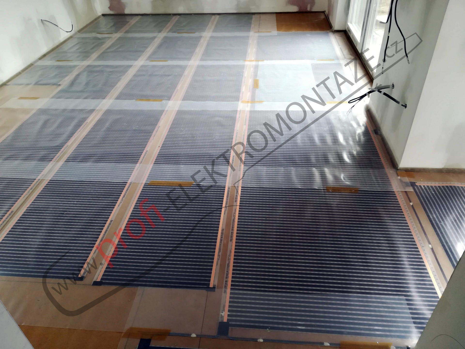 Pokládka elektrického podlahového topení pod plovoucí podlahu v rámci kompletní elektroinstalace.